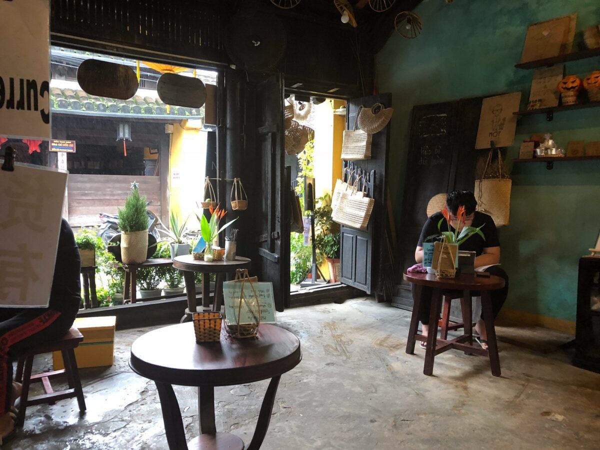 モット ホイアン店内