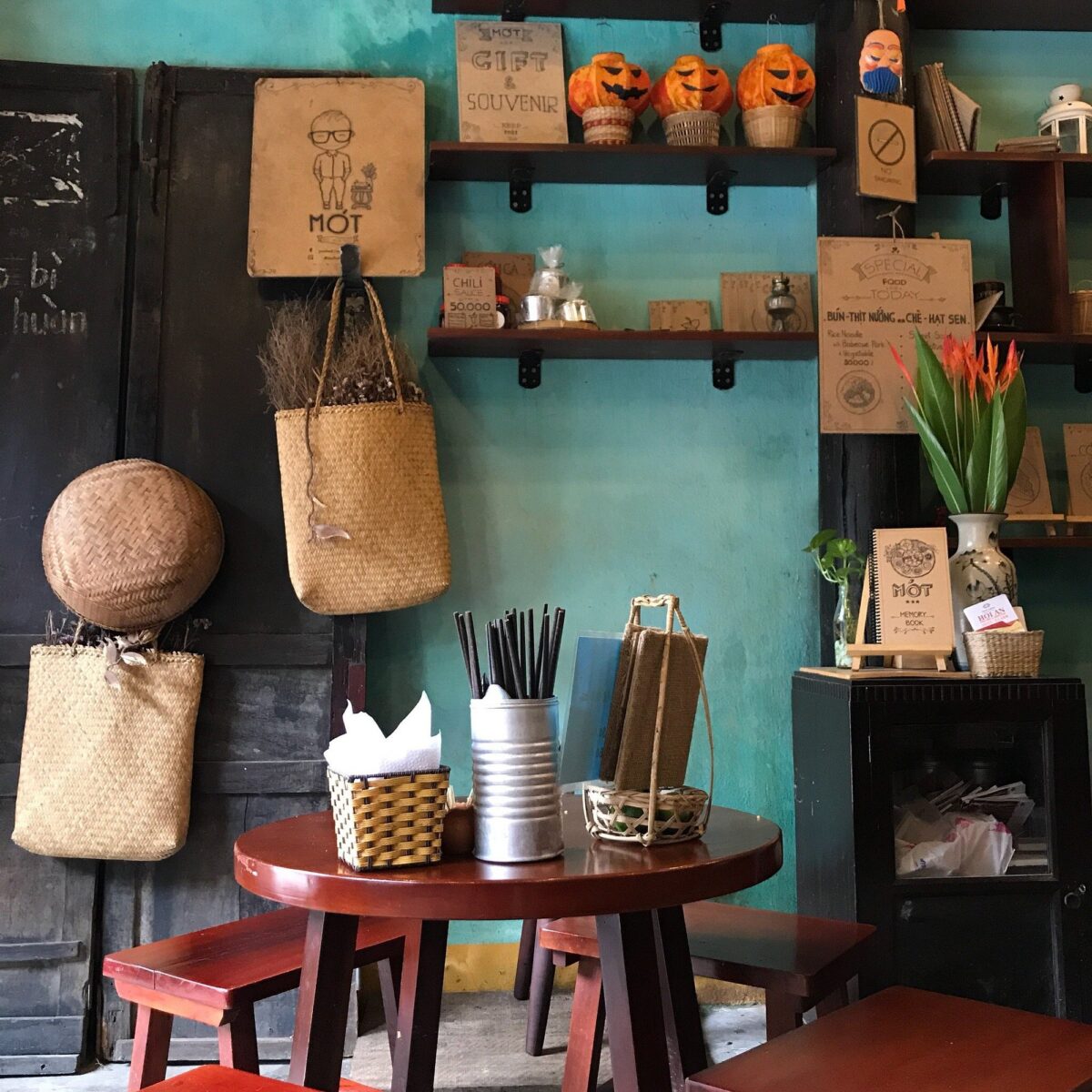 モット ホイアン店内