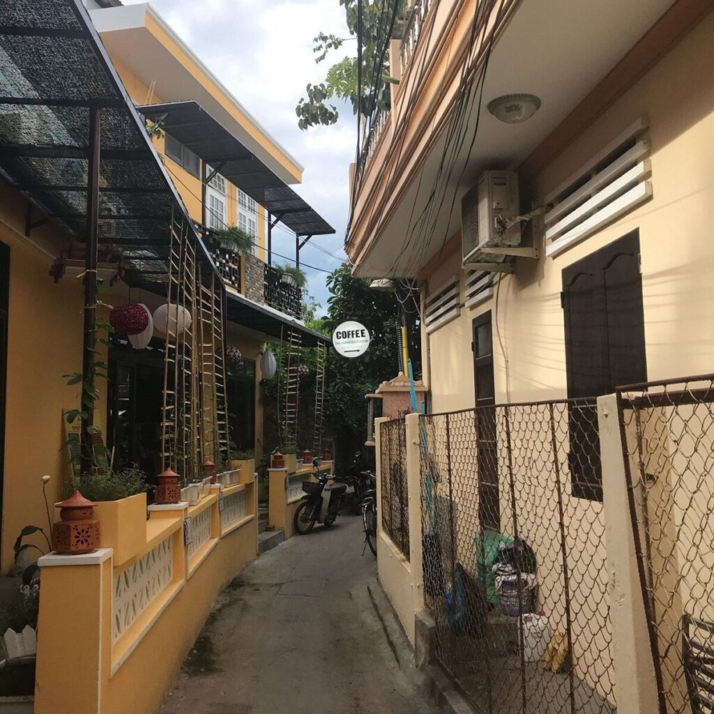 エスプレッソ・ステーション外の路地