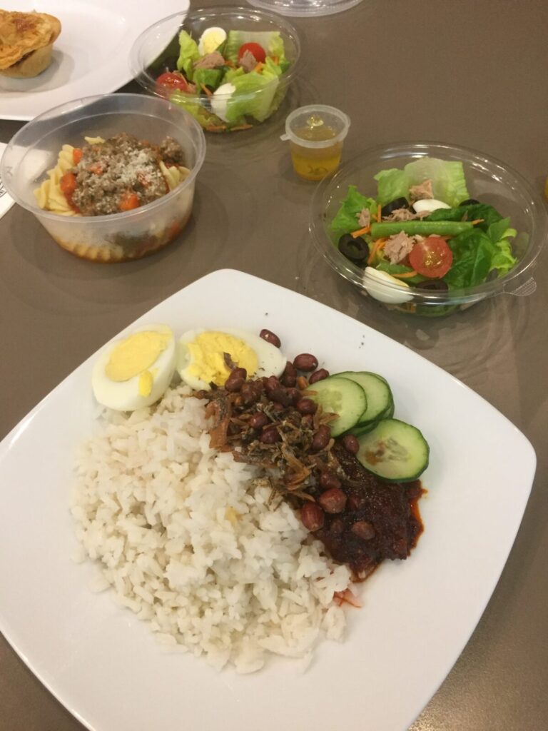 スバン空港スカイラウンジ軽食のナシレマ