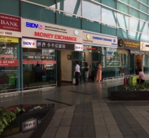 ダナン空港の銀行での両替