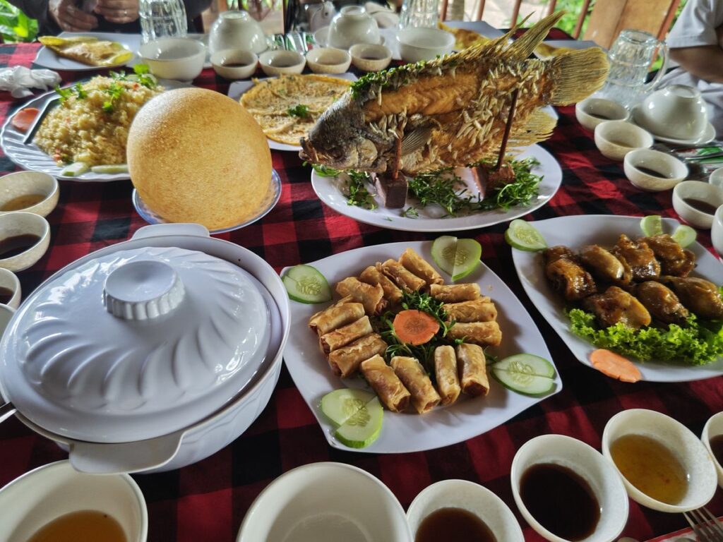 メコン川クルーズのランチ