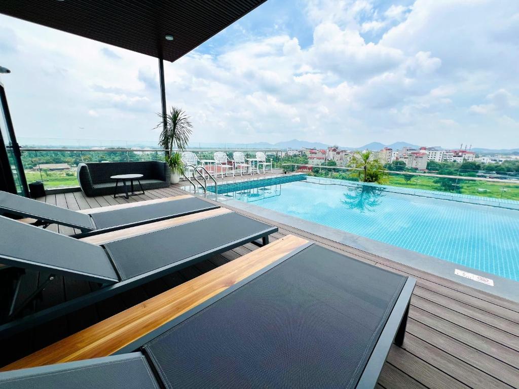 ブルースカイ・ノイバイ・ホテル&プールの屋上プール