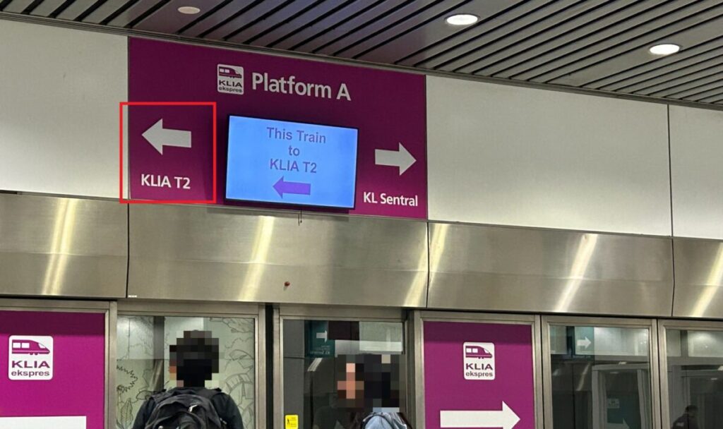 KLIA T1ホームの電光掲示板表示