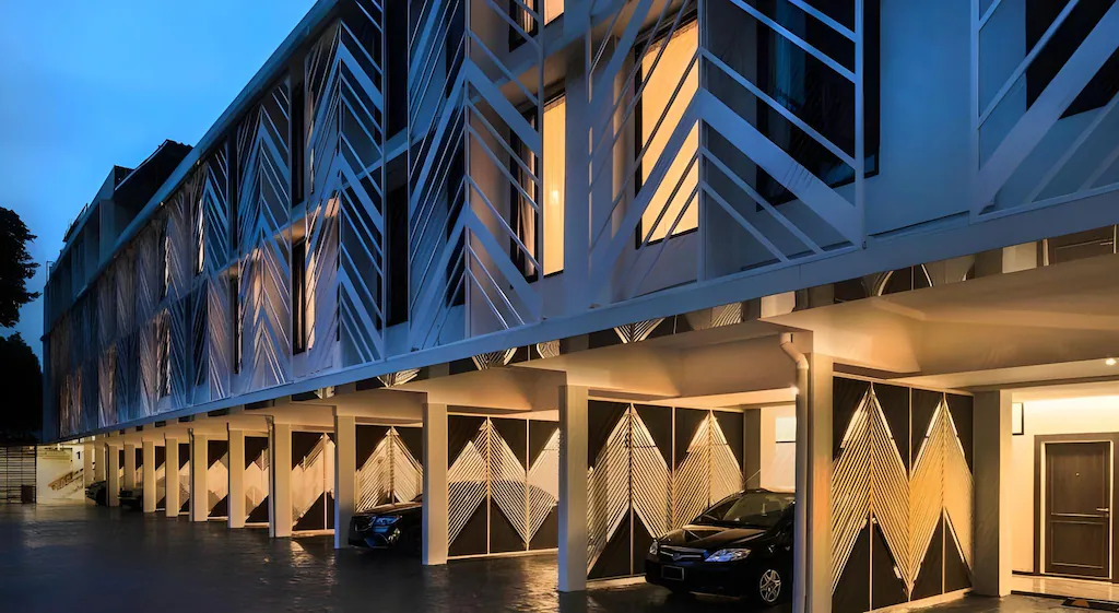 ラッキー ホテル バンコク スクンビット 26の夜の外観