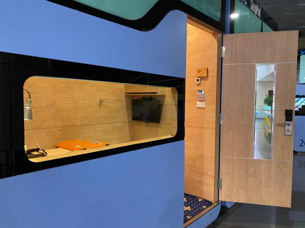 スリープポッド ターミナル1のポッド入口