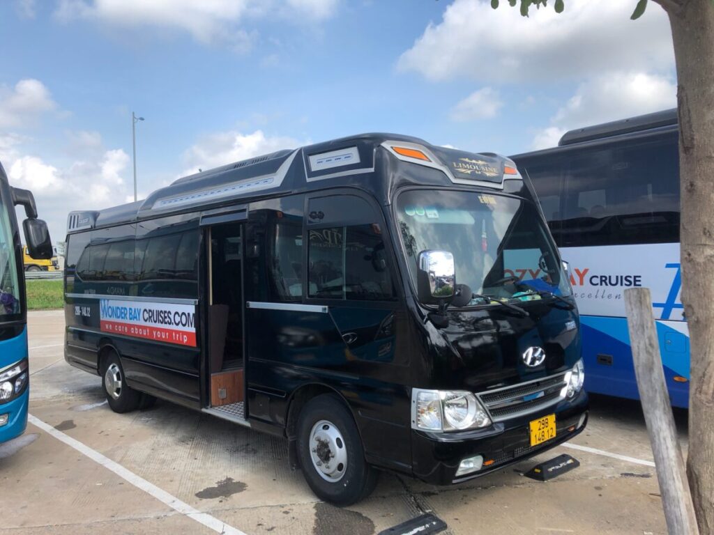 ハロン湾ツアーのバス