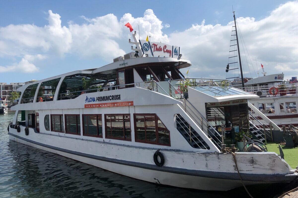 ハロン湾ツアーの船