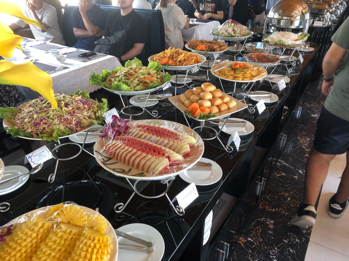 ハロン湾ツアーの昼食