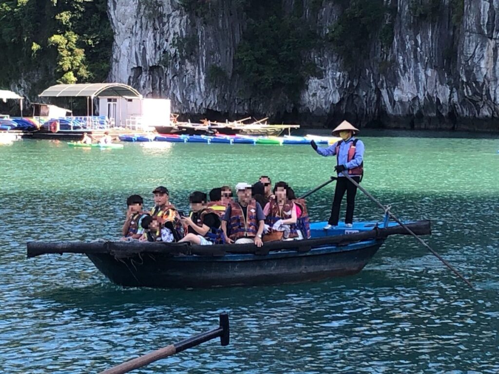 ハロン湾ツアーのバンブーボート体験
