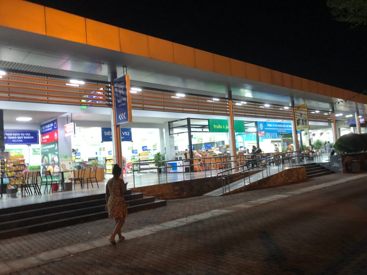 ハロン湾ツアーの帰りのサービスエリア