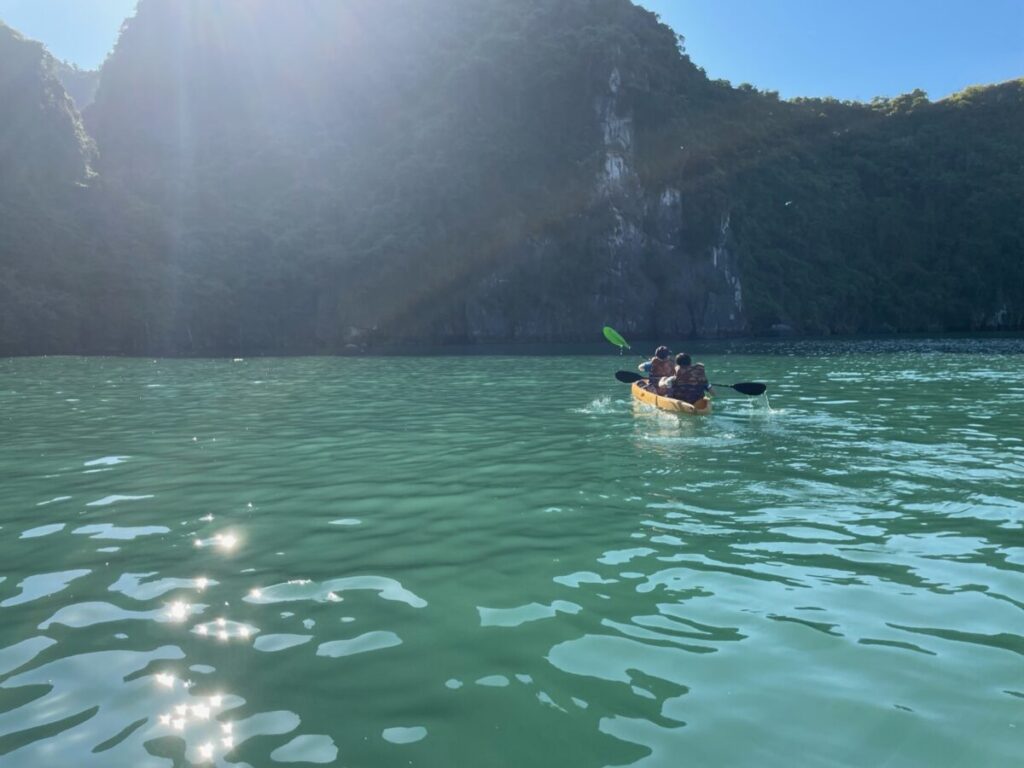 ハロン湾ツアーのカヤック体験