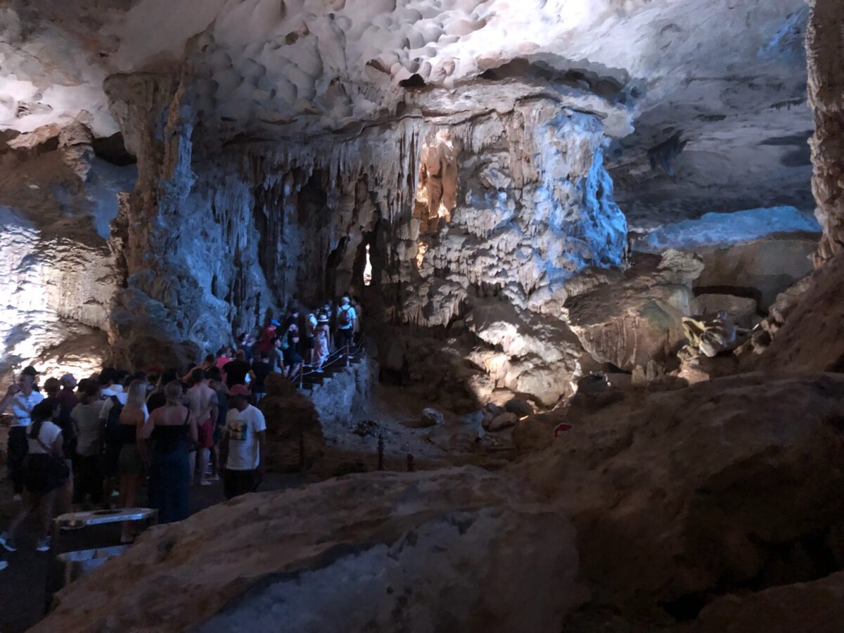 ハロン湾ツアーのスンソット鍾乳洞