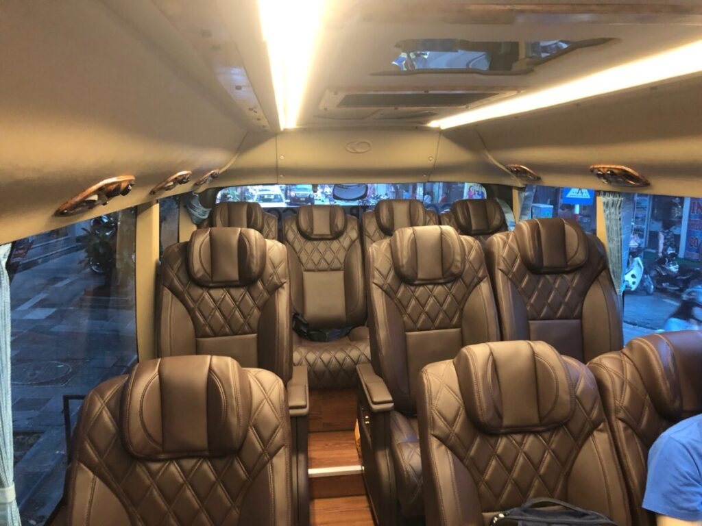 ハロン湾ツアーのバス