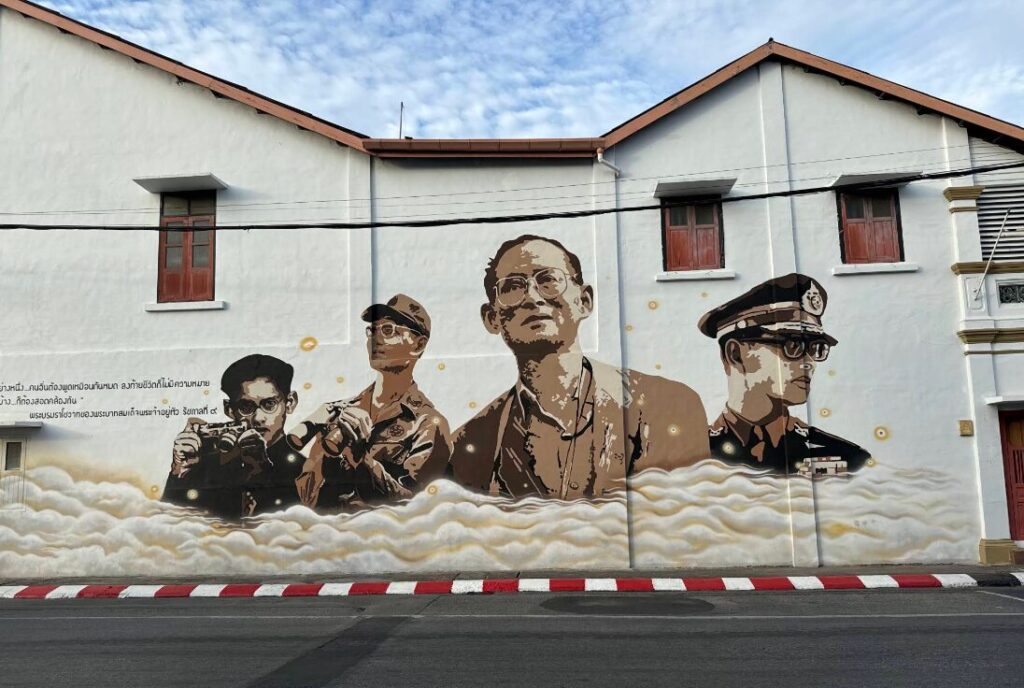 故ラーマ9世のウォールアート