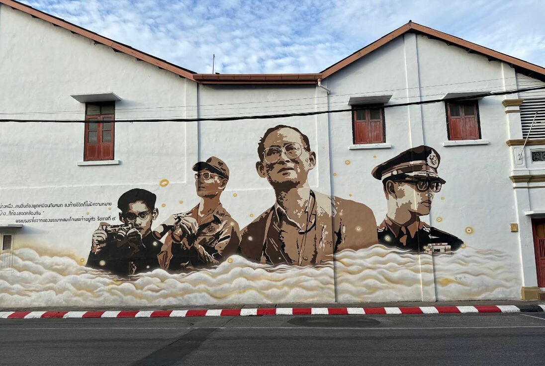 故ラーマ9世のウォールアート