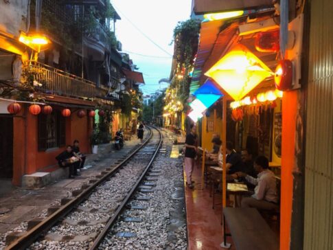 トレインストリートの線路とランタン