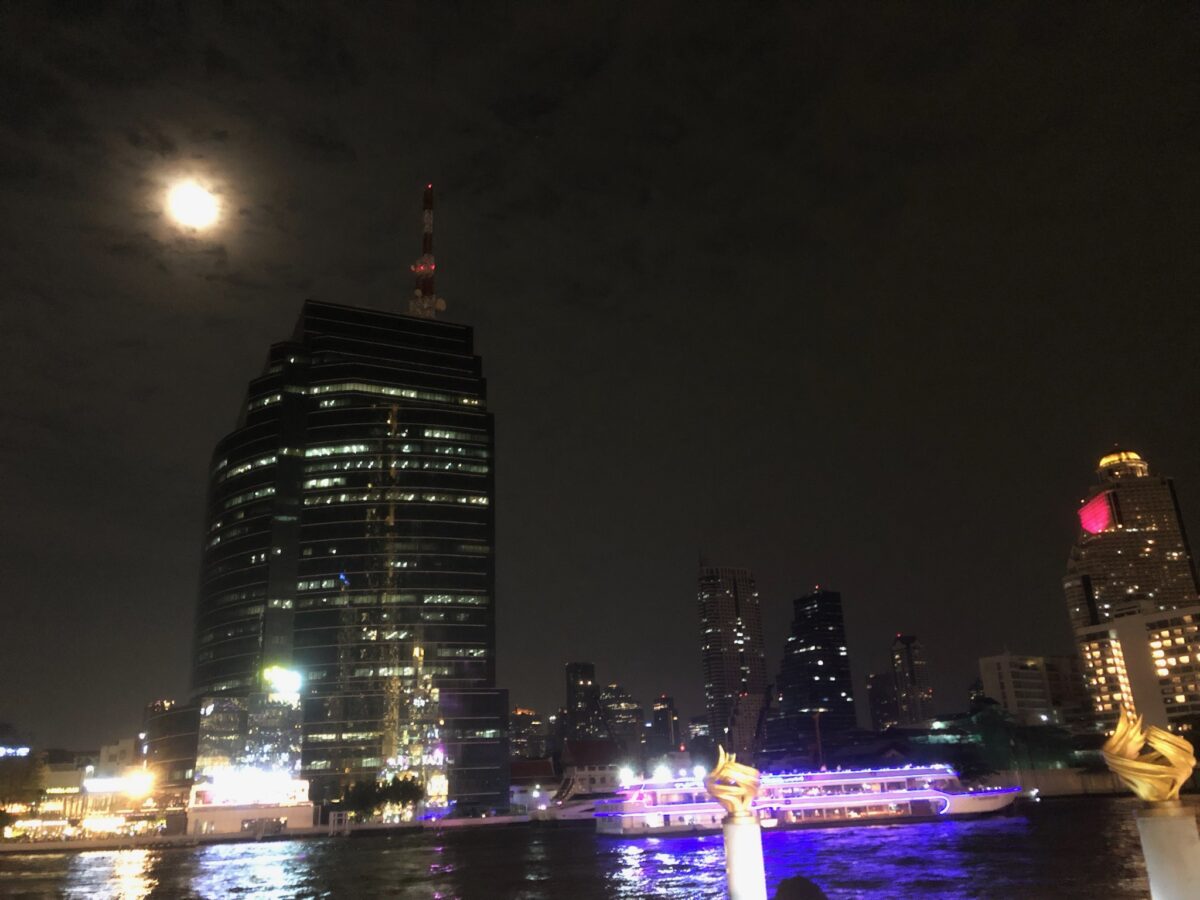 チャオプラヤ川クルーズの夜景