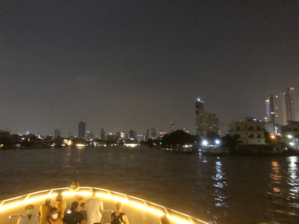 チャオプラヤ川クルーズの夜景